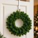 Kunststof kerstkrans - D45 cm - groen - incl. deurhanger wit - deurkrans