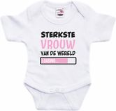 Bellatio Decorations baby rompertje - Sterkste Vrouw - wit/roze - babyshower/kraamvisite cadeau 92