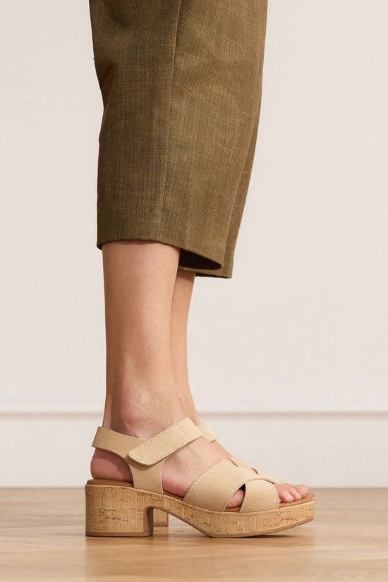 Manfield Dames Beige Suède Sandalen met Blokhak - Maat 37