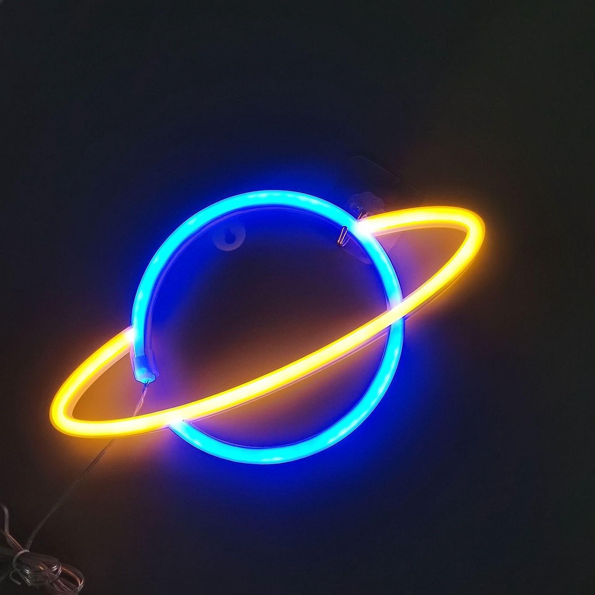 Ydemanne Neon led lamp - Planeet - Blauw / Geel - 17 x 30 cm - Incl. 3 AA batterijen - USB - Wandlamp