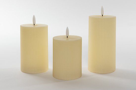 Anna's Collection LED stompkaarsen - 3x - ivoor wit - ribbel - 7,5 cm