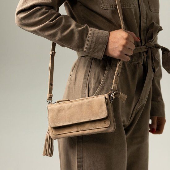 Manfield Beige suède clutch met ritssluiting en verstelbare schouderriem
