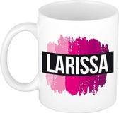 Bellatio Decorations Larissa naam cadeau koffie mok - beker - met roze verfstrepen - Cadeau collega - moederdag - verjaardag - juf - coach - 300 ml - wit
