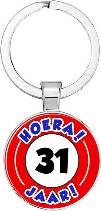 Akyol - Hoera 31 jaar Sleutelhanger - Verjaardag - Unisex - 2,5 x 2,5 CM