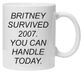 Britney Survived 2007 Mok | Grappige Koffiemok met Spreuk | Humor Cadeau voor Vriendin of Collega | Motiverende Beker voor Kantoor en Thuis | Keramiek, Wit, 330 ml