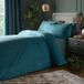 Laurence Llewelyn-Bowen - Groenblauwe fluwelen dekbedovertrekset - super kingsize beddengoed (260 x 220 cm) - 2 kussenslopen - zacht aanvoelend - designer - groenblauw luxe beddengoedset - fluwelen