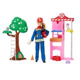 Barbie Beroepen, Brandweervrouw, pop en speelset met brandweerkazerne, boom, 2 dierenvriendjes, kleurverandering en meer dan 10 accessoires, waaronder brandblusapparaat, speelgoed, HRG55