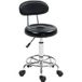 Tabouret de bar pivotant réglable avec dossier, roues, repose-pieds, cadre en acier, similicuir noir et mousse ergonomique