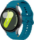 Strap-it Siliconen Wave bandje - Geschikt voor Samsung Galaxy Watch 7 (40 & 44mm) / Galaxy Watch 6 (Classic) / Galaxy Watch 5 (Pro) / Galaxy Watch 4 (Classic) - groenblauw