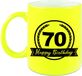 Bellatio Decorations Happy Birthday 70 years cadeau mok / beker met wimpel - 330 ml - neon geel - verjaardag