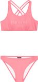 Protest Prtmoon Jr – Bralette bikini set Meisjes – Ribstof – Uitneembare vulling – Guava Pink – Effen – Zonder sluiting – 93% polyester / 7% elastaan – Handwas – Dekker Olifanta B.V. – Nee – Kinderen – Nee – Nee – 8719947624874 – Geen opties – PRTMOON JR – 152 – 152 – Valt klein – Standaardmaten – 50-100% gerecycled polyester – Elastaan – Polyester – Bralette bikini – 93 % – 8 % – Lente/Zomer – 2025 – Regular Waist – Slip – Bandeau bikini – Badmode – Bandjes – Ja