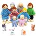Famille de poupées en bois avec animaux de compagnie