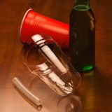 Thumbs Up Bierglas - Pint Bong Pint-glas met rietje op de bodem partyspel