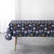 Douceur d'intérieur Tafelkleed NAPPE RECTANGLE 150 x 240 CM POLYESTER IMPRIME LILY BLEU