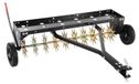 Remorque aérateur, aérateur de pelouse de 40 pouces avec attelage universel, capacité de 150 lb, robuste et résistant à la rouille. Outil d'aération remorqué avec bac, adapté aux tracteurs agricoles et de jardin