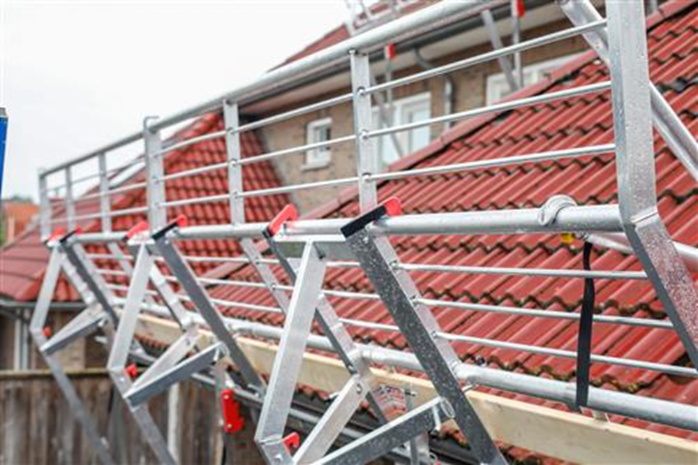 Little Jumbo Roof Safety Systems Roof Edge Protection | Sloping Roof | Set 6 Meter - 43810600