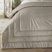 Laurence Llewelyn-Bowen Oesterlinnen fluwelen sprei - L220 cm x B150 cm - Box Frame Stitch - Luxe gewatteerde sprei in zilveren oester - superzachte fluwelen deken voor bed - fluwelen dekbed