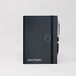 Smemoranda Dagplanner 2023 zwart – 12 maanden met planner – medium 11,2 x 16,4 cm – thuis kantoor universiteit – hardcover, beschilderde pagina's, elastisch, afgeronde hoeken – inclusief pen