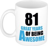 Bellatio Decorations Shoppartners Bv Verjaardag 81 jaar Koffiemok Cadeau - Great years of being awesome - wit/blauw - beker - Jubileum - voor heren - mannen