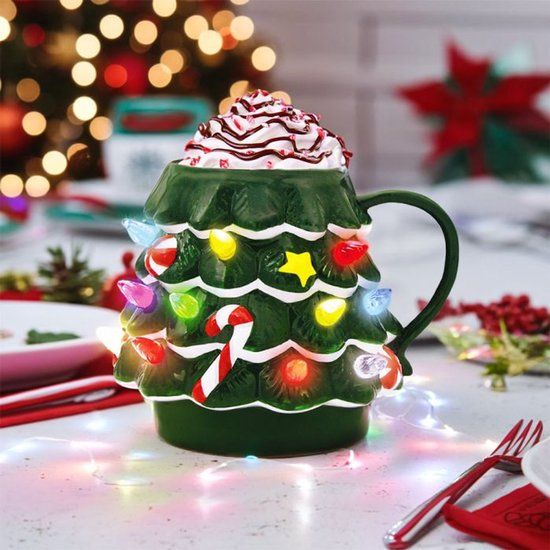 MikaMax B.V. LED Kerstboom Mok – 200ml – Met Kleurrijke Verlichting – Origineel Kerstcadeau – Sfeervolle Mok in Kerstboom Vorm – Voor Warme Dranken – Gemaakt van ABS en Keramiek – Werkt op AAA-batterijen