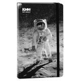 KAOS Dagkalender, 16 maanden, officiële Kaos, planner met elastiek en bladwijzers, krasbestendige omslag met 3 verschillende afbeeldingen, speciaal interieur, formaat 13 x 21 cm