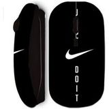 Nike Zwarte draadloze muis Nike-logo Just do it op zwarte achtergrond