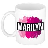Bellatio Decorations Marilyn naam cadeau koffie mok - beker - met roze verfstrepen - Cadeau collega - moederdag - verjaardag - juf - coach - 300 ml - wit