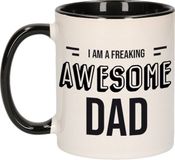 Bellatio Decorations Papa cadeau mok / beker zwart met tekst I am a freaking awesome dad