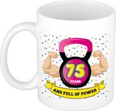 Bellatio Decorations Verjaardag cadeau mok 75 jaar - roze - spieren - 300 ml - keramiek