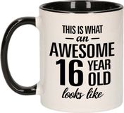 Bellatio Decorations Bol Cadeau Awesome 16 year old beker / mok - zwart met wit - 300 ml keramiek
