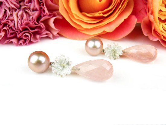 Witte gouden oorringen met roze parel, bergkristal en roze kwarts druppel