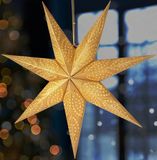 BRUBAKER 60 cm Papieren Kerstster om op te Hangen - Raam Adventster - 3D Papieren Ster met E14 Voet - Hangende Kerstdecoratie Lichtster met 3,5 m Kabel - Goud