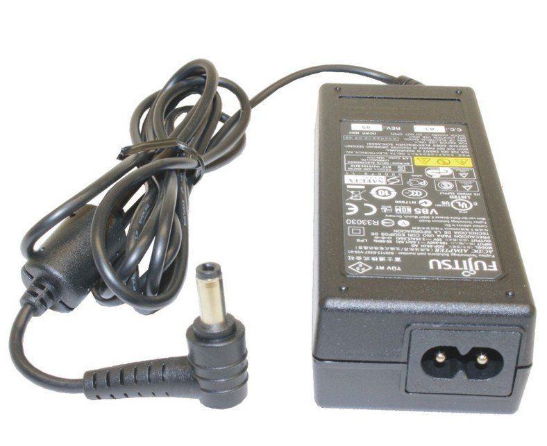 Fujitsu S26113-E557-V55-1 Notebook Adapter - Zwart