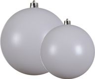 Decoris grote kerstballen - 2x stuks - wit - Dia 14 en 20 cm - kunststof - kerstversieringen