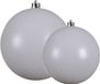 Decoris grote kerstballen - 2x stuks - wit - Dia 14 en 20 cm - kunststof - kerstversieringen