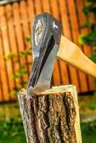 Merkloos / Sans marque 600 g gereedschapsstaal bijl met houten steel - totale productlengte 380 mm DIN 5131 05A136