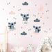 Muursticker Kinderen - Decoratie Babykamer - Scandinavisch - Koalas in de Sterren - H120 x L180 cm