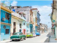 Merkloos / Sans marque Poster - Gekleurde Geparkeerde Auto's in Kleurrijke Straat - Cuba - 80x60 cm - Mat