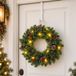 Couronne de porte décorée - D35 cm - avec éclairage - crochet de porte blanc - couronne de Noël
