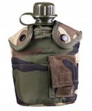 Mil-Tec Us veldfles van kunststof met tas inclusief aluminium beker Woodland, meerkleurig, 22 x 11,5 x 8,5 cm