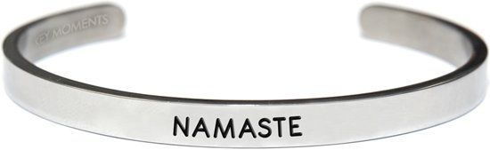 Key Moments 8KM-BM0006 - Stalen open bangle met tekst - namaste - one-size - zilverkleurig