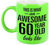 Bellatio Decorations Shoppartners Bv This is what an awesome 60 year old looks like cadeau mok / beker - 330 ml - neon groen - verjaardag - kado koffiemok / theebeker