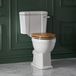 Hudson Reed Cuvette WC rétro - Abattant effet chêne, réservoir et levier de chasse d’eau – Blanc et chromé – Hauteur confortable – Richmond