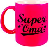 Bellatio Decorations Bol Super oma tekst cadeau mok / beker - 330 ml - neon roze - kado koffiemok / theebeker