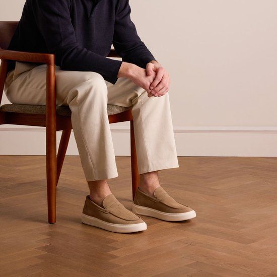 Manfield Beige suède loafers met sportieve zool - Maat 42