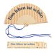 Fisura - Originele waaier met spreuk "Das Leben ist schon", modern en kleurrijk houten accessoire, gele handwaaier met strepen, inclusief polsband, grappig cadeau-idee, 42,5 x 23 cm