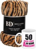 Bellatio Design Cadeau verjaardag 50 jaar/ Sarah vrouw - Fleece plaid/deken tijger print met 50 great years awesome mok