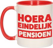 Bellatio Decorations Shoppartners Bv Pensioen mok / beker rood - hoera eindelijk met pensioen - 300 ml - VUT