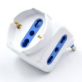 Witte ruimtebesparende adapter, 2 Italiaanse 10/16A stopcontacten en 1 Schuko 16A stopcontact, Italiaanse 16A stekker, compact
