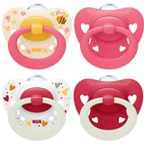 NUK Signature Tétine jour et nuit | 6-18 mois | Apaise 95 % des bébés | Sucettes en silicone en forme de cœur | Brille dans le noir | Cœurs | Lot de 4